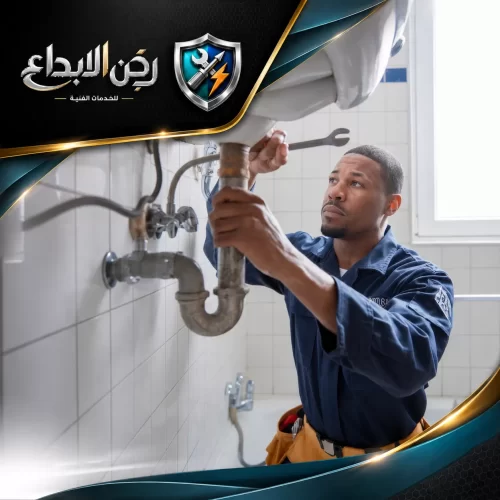 تسربات المياه في الشارقة 0553689103 ركن الابداع سباك محترف يقوم بـإصلاح مواسير الصرف التالفة داخل الحمام بدقة ومهارة عالية.