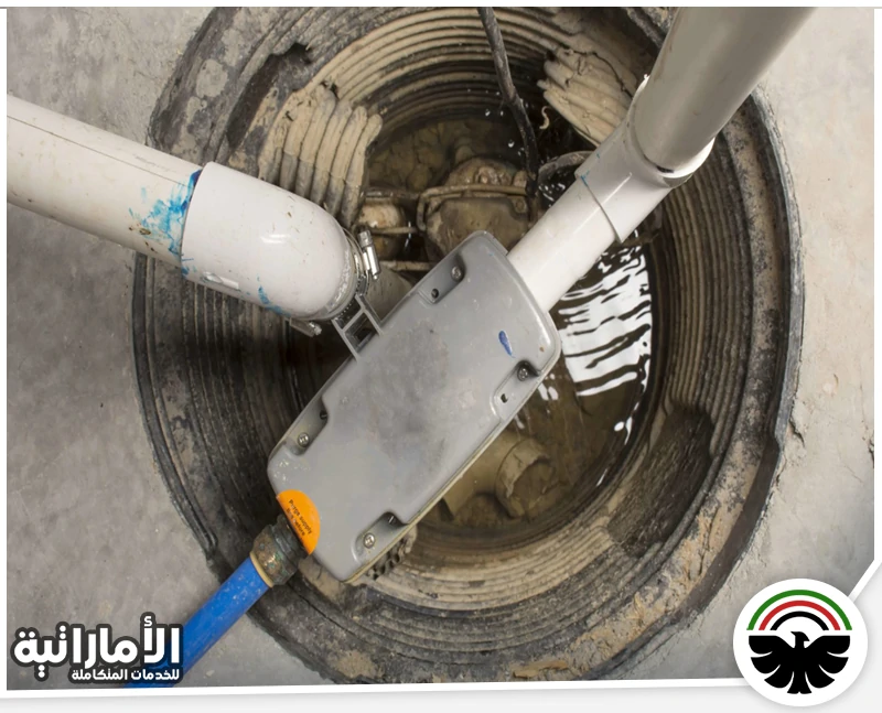 شركة تنظيف وشفط بيارات في الشارقة 0582600901 المؤسسة الإماراتية عمال يستخدمون عصا تسليك مجاري لإزالة الانسدادات بدقة واحترافية وضمان تدفق المياه بشكل طبيعي.