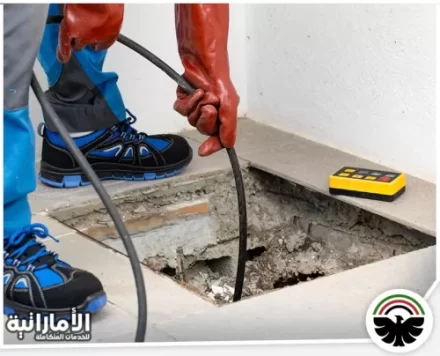 تسليك مجاري الحمام في أم القيوين 0553689103 ركن الابداع عامل يستخدم سلك تسليك داخل فتحة صرف مفتوحة لفحص أو إزالة انسداد داخل خط المجاري.