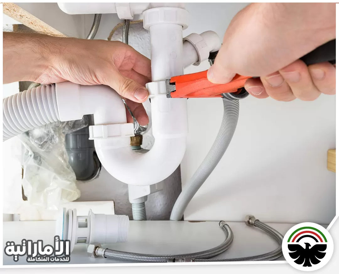 سباك ممتاز في عجمان 0582600901 المؤسسة الإماراتية سباك في عجمان يقوم بفحص وتصليح الأنابيب لضمان عدم وجود تسربات وتحسين أداء نظام الصرف.