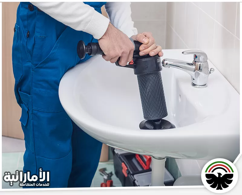 حل انسداد مجاري حوض الحمام 0582600901 المؤسسة الإماراتية فني يستخدم آلة تسليك المجاري الكهربائية لرفع الانسداد في حوض الحمام باستخدام الضغط الهيدروليكي.