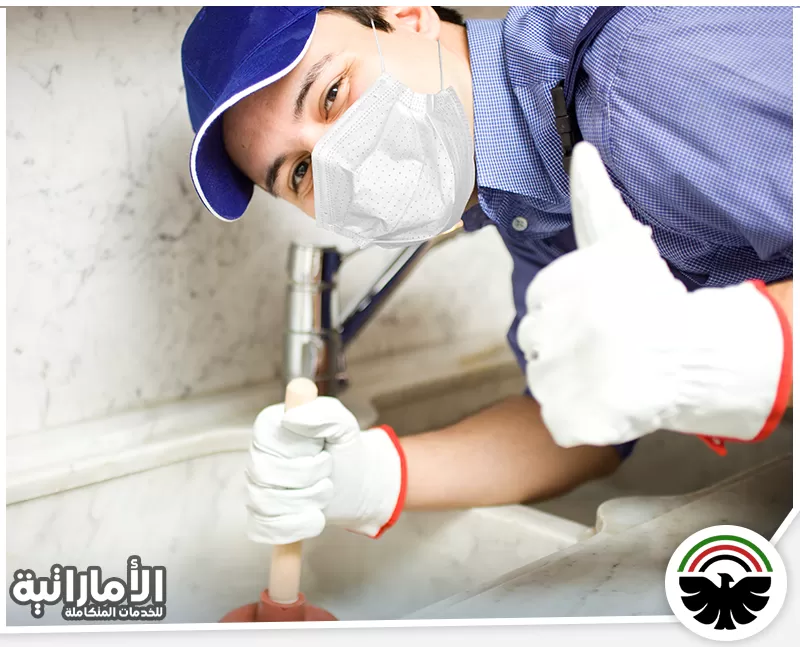 أفضل طريقة تسليك مجاري الحمام 0582600901 المؤسسة الإماراتية فني يرتدي معدات الوقاية الشخصية ويستخدم أداة مهنية لتسليك المجاري باحترافية.