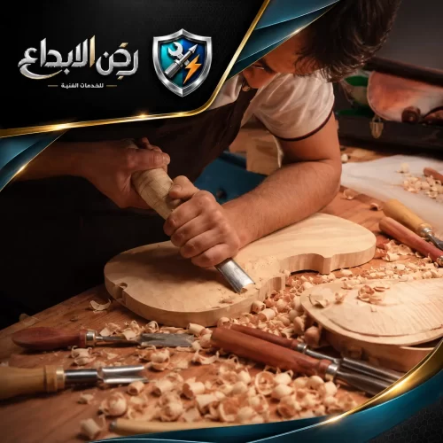 نجار محترف يقوم بنحت وتشكيل الخشب بدقة يدوية عالية لتقديم أفضل خدمات تفصيل وتشكيل الخشب الفنية