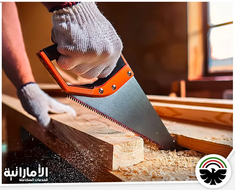 نجار خشب في دبي 0582600901 المؤسسة الإماراتية نجار الخشب في دبي يستخدم المنشار لقطع الخشب بدقة عالية، مما يضمن تنفيذ العمل باحترافية.