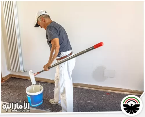 صباغ ممتاز في دبي 0553689103 ركن الابداع صباغ محترف يعمل على تطبيق الدهان بدقة لضمان نتائج متميزة في صباغة الجدران.