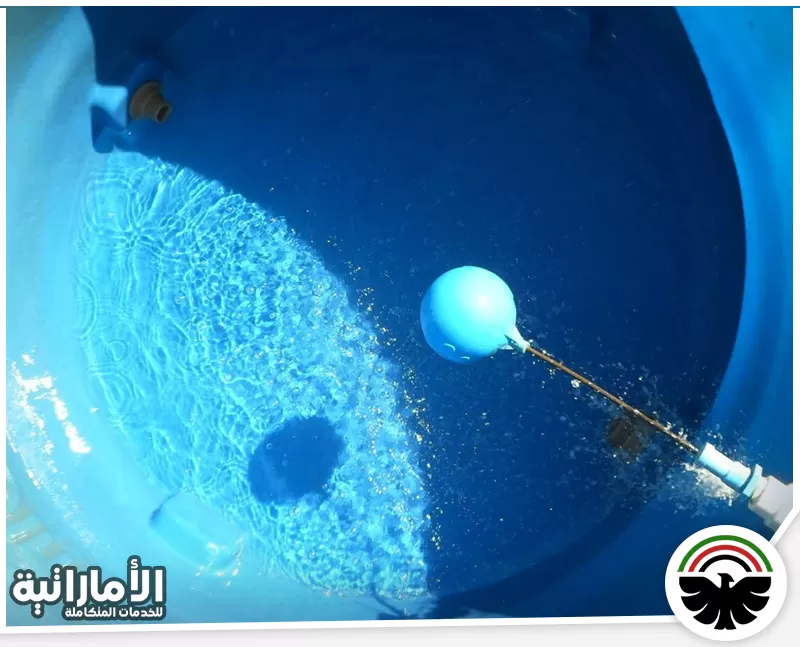 افضل شركات تنظيف الخزانات في ام القيوين 0582600901 المؤسسة الإماراتية صورة لخزان مياه بعد التنظيف، حيث تظهر المياه النظيفة والصفاء التام مع الطفو الرمزي للمؤشر لقياس مستوى المياه.