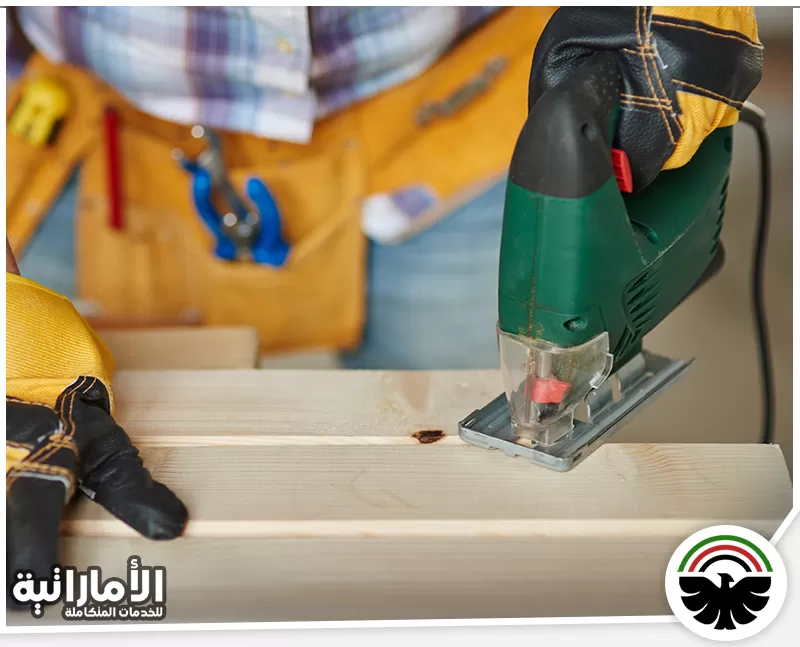 نجار في العين 0582600901 المؤسسة الإماراتية نجار من المؤسسة الإماراتية يستخدم المنشار الكهربائي لقص الخشب بدقة لضمان تنفيذ العمل بجودة عالية.