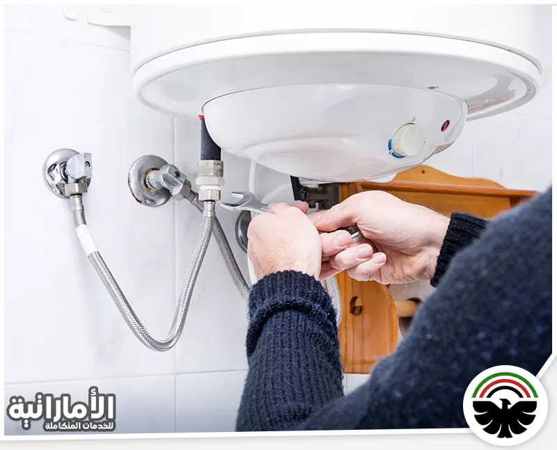 خبراء فنيين لتصليح سخانات في راس الخيمة 0582600901 شركة المؤسسة الاماراتية في شركة المؤسسة الاماراتية بحيث يقوم باستخدام مفتاح لتصليح السخان