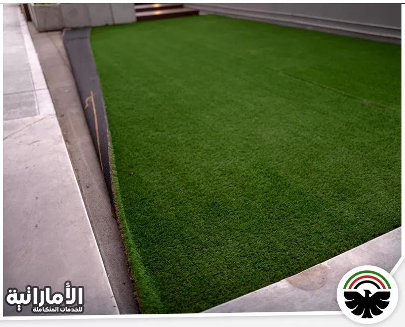 تركيب عشب صناعي للملاعب في الفجيرة 0582600901 شركة المؤسسة الاماراتية يتأكد الفني من تثبيت العشب الصناعي بشكل متساوي لتغطية المساحة بالكامل دون فراغات.