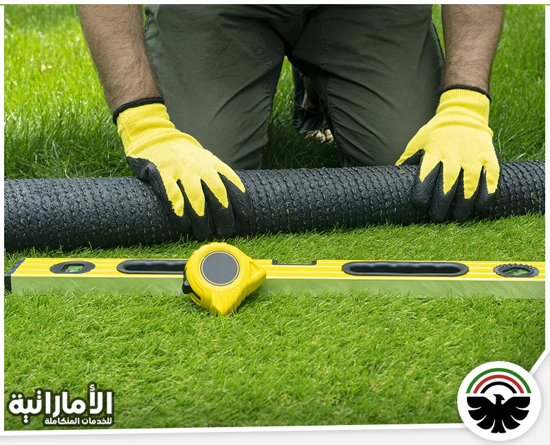 افضل شركة تركيب عشب صناعي دبي 0582600901 المؤسسة الإماراتية فني يستخدم أحدث أدوات القياس لتركيب العشب الصناعي باحترافية وكفاءة عالية.
