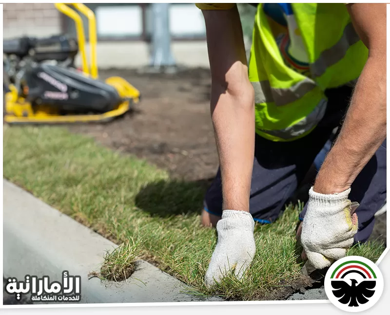 تركيب عشب صناعي دبي 0582600901 المؤسسة الاماراتية فني متخصص يقوم بتركيب العشب الصناعي بعناية على الأرض باستخدام أدوات متخصصة لضمان الجودة.