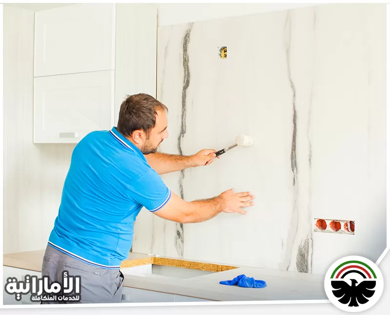 صبغ جدران في دبي 0582600901 المؤسسة الإماراتية صباغ محترف يقوم بتطبيق الدهان على الجدران الداخلية بدقة لضمان تشطيب احترافي.