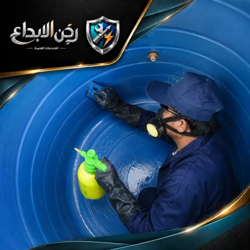 تعقيم خزانات المياه في الشارقة 0553689103 فني متخصص ينزل داخل خزان بلاستيكي أزرق للقيام بـ تنظيف خزانات المياه وتعقيم الجدران الداخلية.