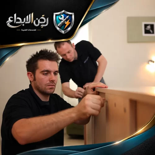 فريق من النجارين يركبون الأثاث بدقة لتقديم خدمات تركيب وفك الأثاث باحترافية عالية