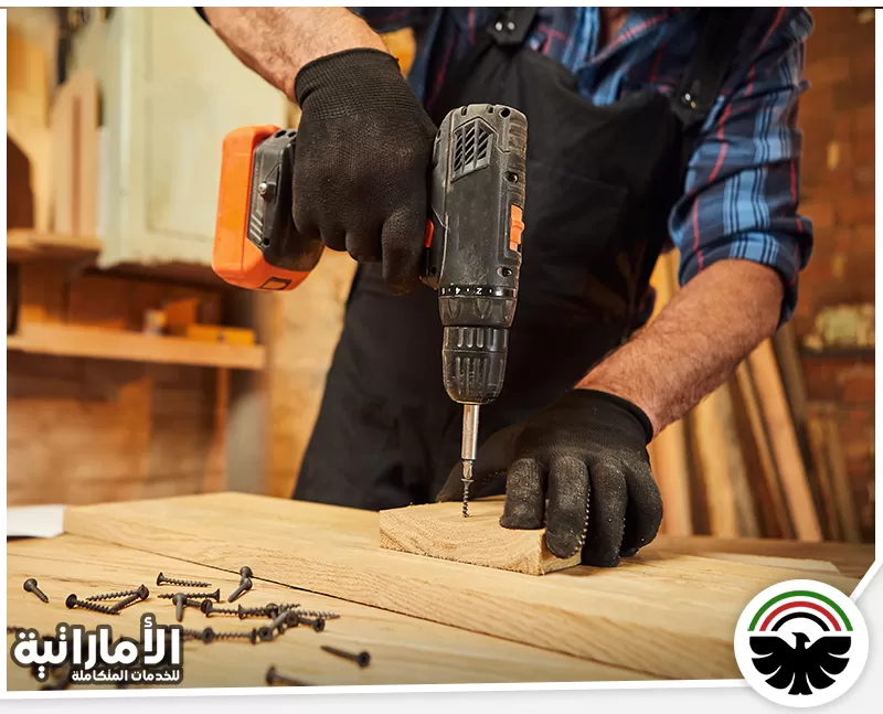 افضل شركات اعمال نجارة في دبي 0582600901 المؤسسة الإماراتية معلم نجار يستخدم مثقاب كهربائي لتركيب الأجزاء الخشبية بدقة، مما يضمن إتمام العمل بكفاءة واحترافية.