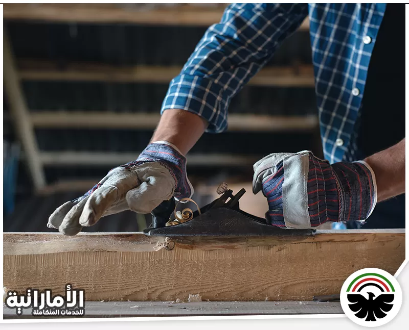 نجار في العين 0582600901 المؤسسة الإماراتية نجار من المؤسسة الإماراتية يستخدم أداة يدوية لتشطيب الخشب بدقة لضمان أفضل جودة في تنفيذ المشاريع.
