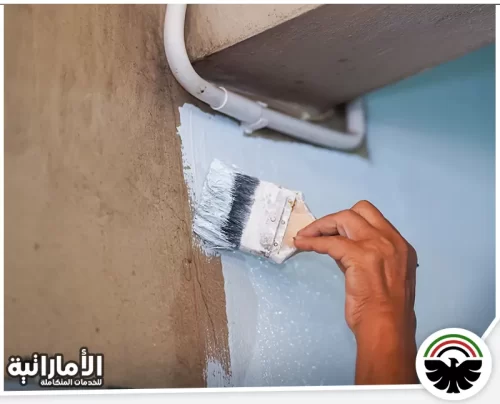 صباغة الأبواب الخشبية الداخلية والخارجية دبي 0553689103 ركن الابداع صباغ خشب في دبي يقوم بتطبيق الدهان بدقة على الحواف الخشبية لضمان تشطيب مثالي وجودة عالية.
