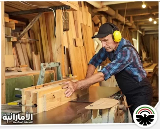 في نجار في الشارقة يقوم باستخدام احدث الادوات بتقنيات عالية