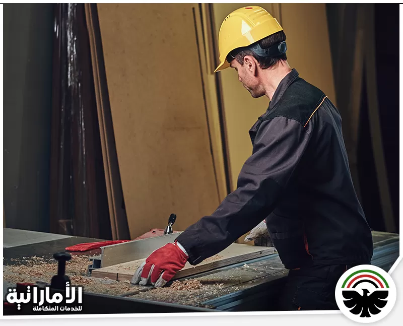 نجار في راس الخيمة 0582600901 المؤسسة الإماراتية فني نجارة يستخدم المنشار الكهربائي لقص الأخشاب بدقة، يتم تحويل الألواح الخشبية الخام إلى قطع فنية.