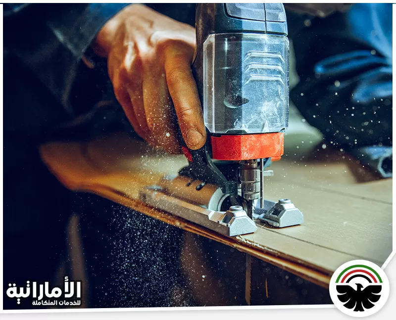 نجار مجرب في ابوظبي 0582600901 شركة المؤسسة الاماراتية يقوم الفني بتركيب الأثاث والأبواب والشبابيك بشكل متقن ضمن أعمال النجارة في أبوظبي.