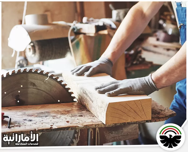 نجار في الفجيرة مضمون 0582600901 شركة المؤسسة الاماراتية يستخدم مناشير احترافية لضمان زوايا قص دقيقة ومثالية لمنتجاتنا.