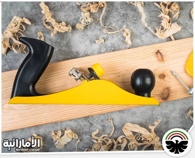 نجار في ابو ظبي معتمد 0582600901 شركة المؤسسة الاماراتية تنعيم الأسطح الخشبية بدقة احترافية لضمان ملمس ناعم وجودة لا تضاهى