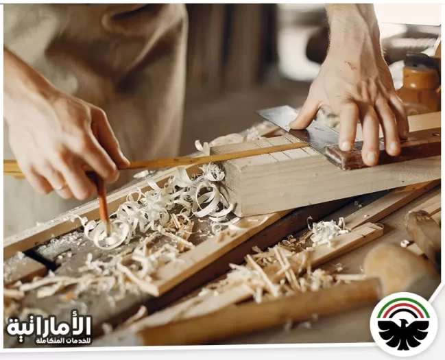 نجار في ام القيوين