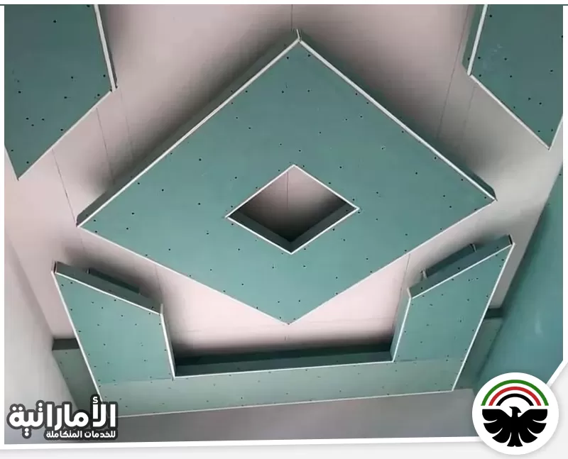 تركيب جبس بورد مقاوم للرطوبة في رأس الخيمة 0553689103 ركن الابداع سقف جبس بورد حديث متعدد المستويات قبل التشطيب النهائي.