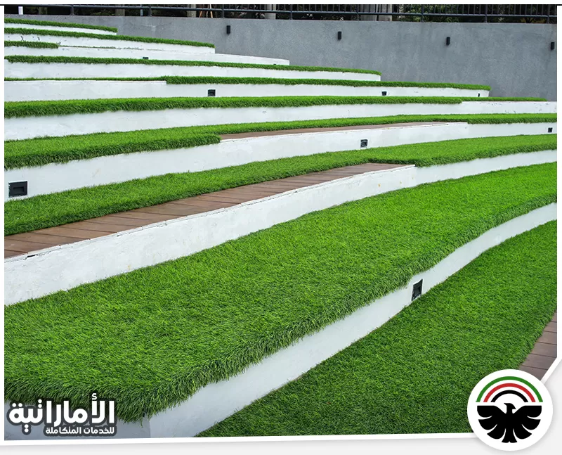 تركيب العشب الاخضر الصناعي في عجمان 0582600901 شركة المؤسسة الإماراتية يستخدم الفني أدوات متخصصة لتثبيت العشب الصناعي بشكل متقن وتجنب أي تكتلات أو فراغات.