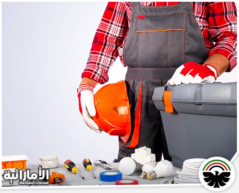 كهربائي منازل في ابوظبي 0582600901 المؤسسة الإماراتية كهربائي ابوظبي يرتدي زي العمل الواقي ويحضر المعدات الأساسية للعمل والأدوات الكهربائية.