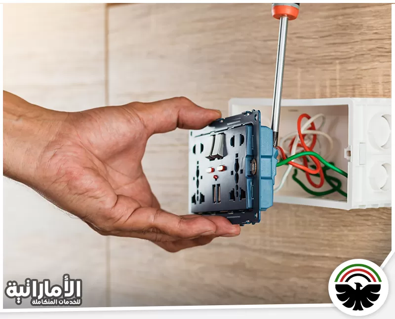 كهربائي في ابوظبي 0582600901 المؤسسة الإماراتية فني كهربائي في أبوظبي يقوم بتركيب مفتاح كهربائي مع توصيل الأسلاك بشكل آمن واحترافي.
