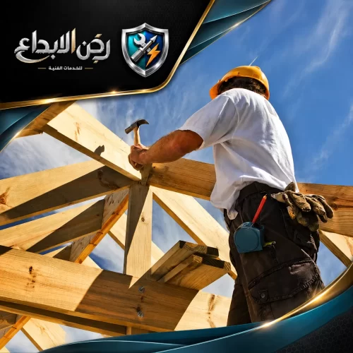 نجار رخيص في الشارقة 0553689103 شركة ركن الابداع نجار يرتدي خوذة صفراء ويقوم بتثبيت هيكل سقف خشبي خارجي بحرفية عالية لخدمات تركيب وتثبيت الأخشاب.