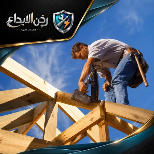 نجار تصليح أثاث في الشارقة 0553689103 شركة ركن الابداع فني يرتدي حزام أدوات ويستخدم مسدساً هوائياً لتثبيت الدعامات الخشبية للسقف ضمن أعمال تشييد الهياكل.