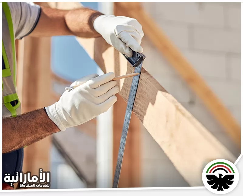 نجار شاطر في عجمان 0582600901 المؤسسة الإماراتية قياس دقيق للخشب باستخدام الأدوات المتخصصة لضمان التناسب المثالي في المشاريع الخشبية.