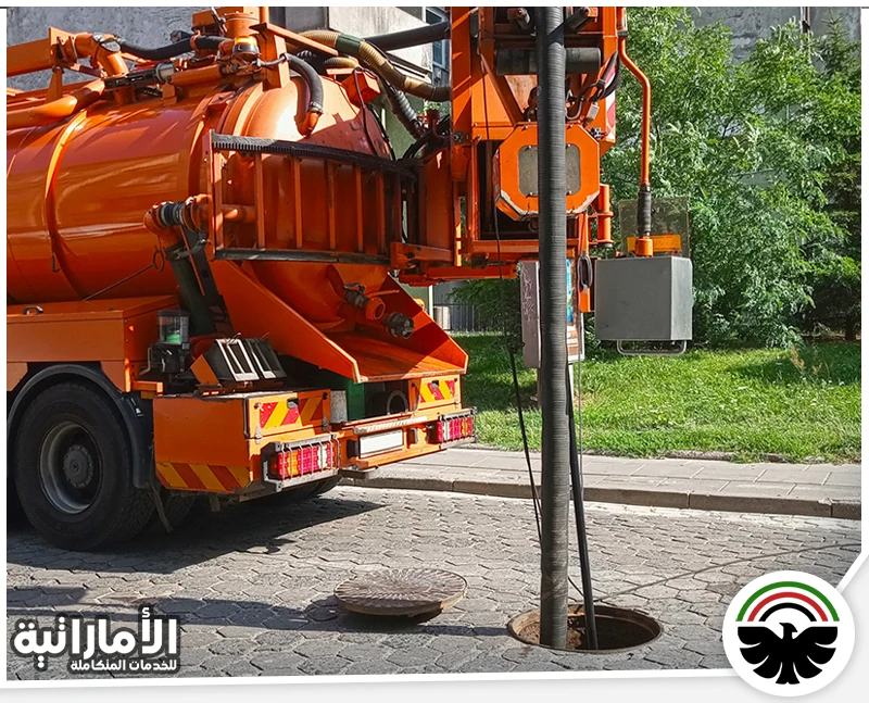 شركة تسليك مجاري في دبي 24 ساعة 0553689103 الإماراتية سيارة شفط وتسليك مجاري تضخ خرطومًا داخل غرفة صرف في الشارع لمعالجة انسداد أو تنظيف خطوط المجاري.