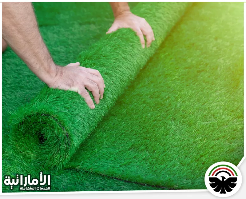 شركة تركيب عشب صناعي في الفجيره 0553689103 شركة الاماراتيه تركيب رول عشب صناعي بعناية لضبط الفرد والحواف ومنح الأرضية مظهرا أخضر متناسقا وثابتا باحترافية عالية