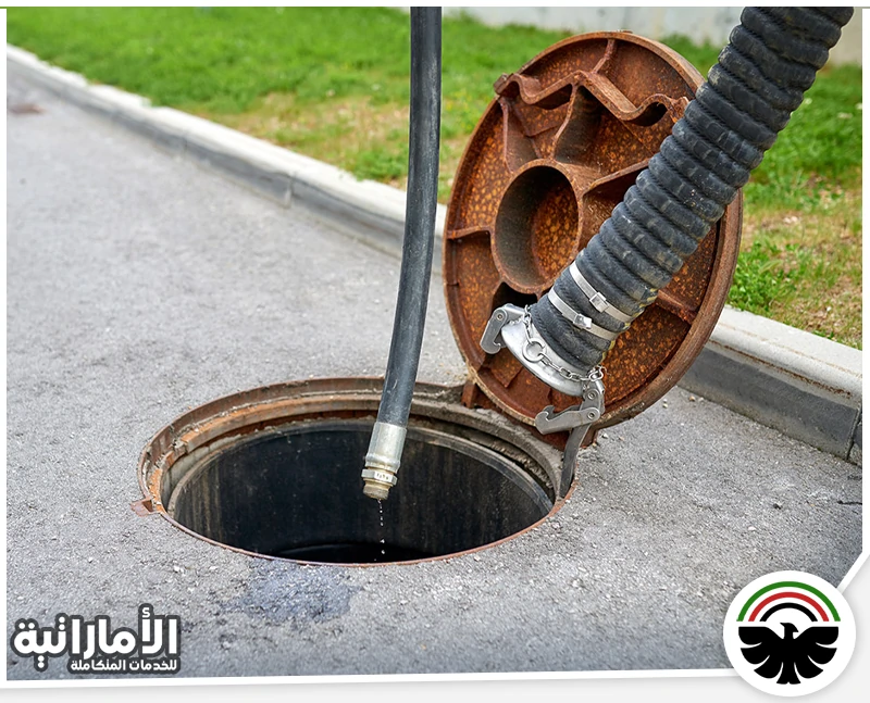 سحب مياه الصرف في دبي 0553689103 الإماراتية عملية تنظيف وتسليك غرفة تفتيش الصرف الصحي باستخدام خرطوم شفط متخصص لإزالة الانسداد وضمان تدفق مياه الصرف بشكل طبيعي داخل شبكة المجاري.