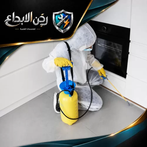 شركة مكافحة حشرات في راس الخيمة 0553689103 ركن الابداع فني يرتدي نظارة حماية وكمامة طبية ويحمل مضخة رش مبيدات جاهزاً لتقديم خدمات رش الحشرات المنزلية