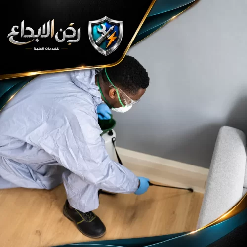 مكافحة البعوض والحشرات الطائرة 0553689103 ركن الابداع فني يرتدي ملابس وقاية بيضاء وقناعاً واقياً لـ مكافحة الآفات ورش زوايا الغرف والأثاث بدقة.